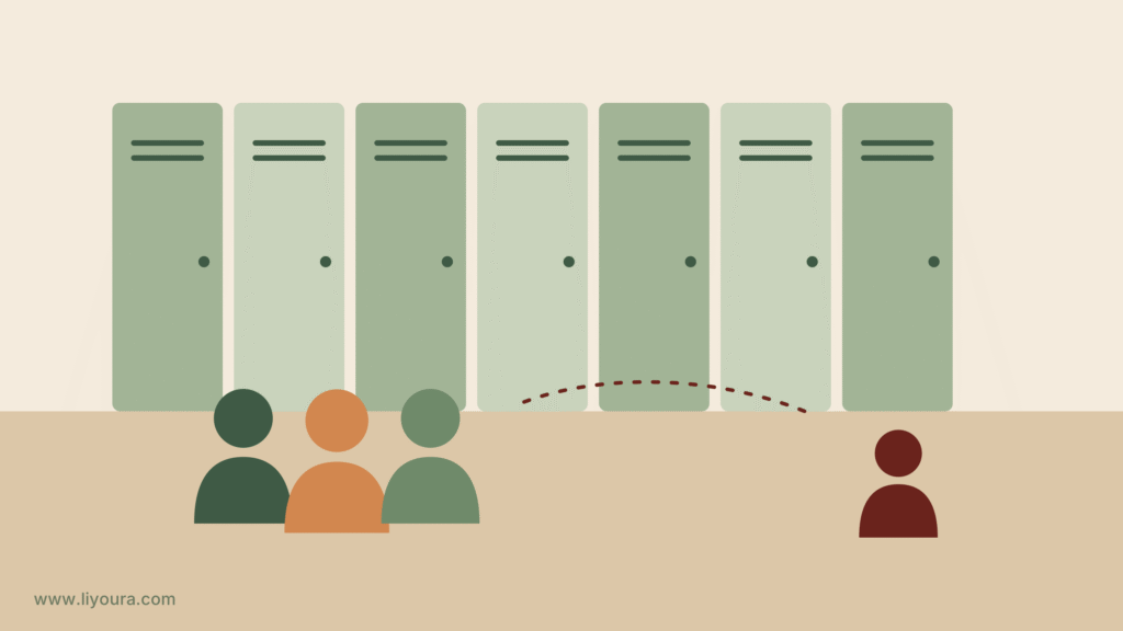 Schoolgang met kastjes, een groepje kinderen en één kind apart